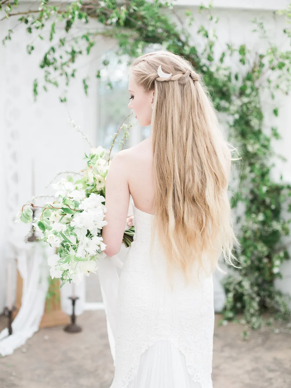 Cabelo comprido e solto, com flores ao lado