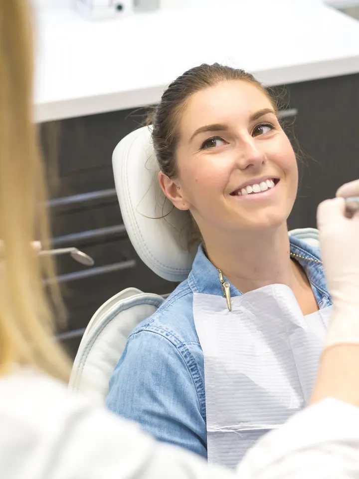 Paciente sorridente na cadeira do dentista