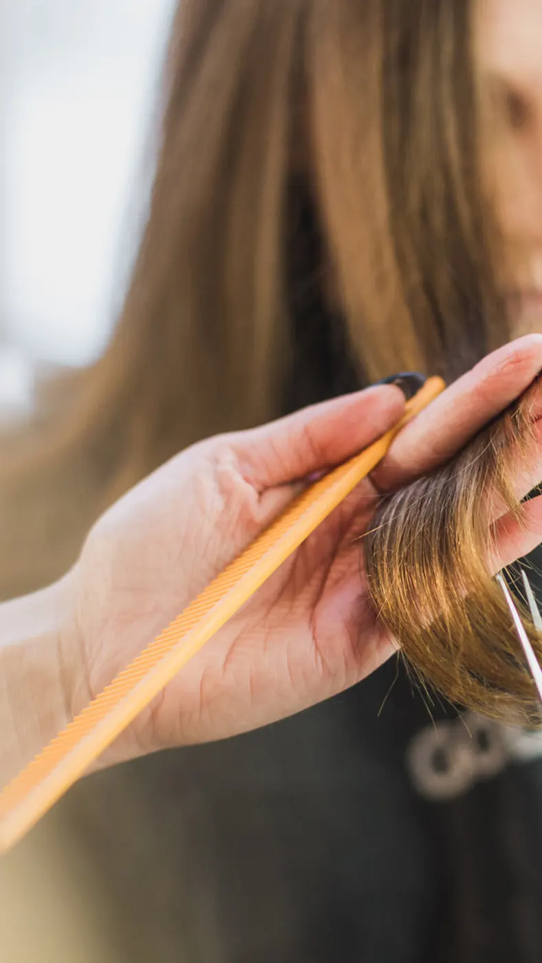 Cabelo castanho a ser penteado