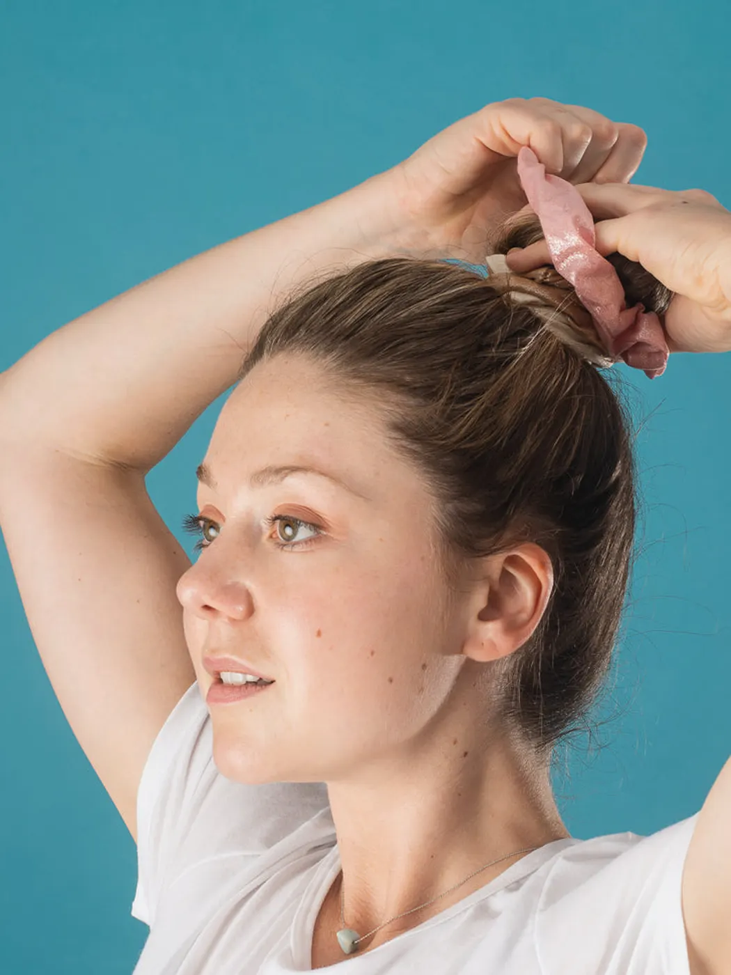 Mulher a apanhar o cabelo, de perfil