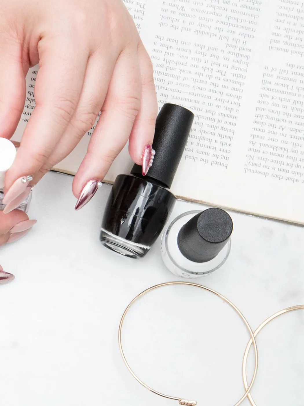 Manicure com verniz escuro